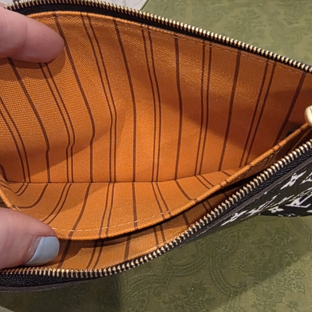 Louis Vuitton Neverfull Black & White Monogram Pouch - Picture 13 of 16